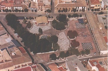 plaza4.jpg (32265 bytes)